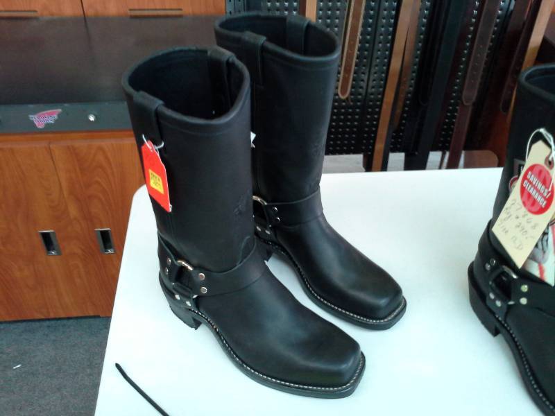 lot 792 image: Chippewa Boots 27862  Size 9 D Mens Boots