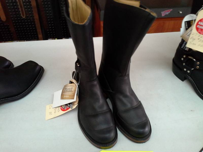 lot 794 image: Chippewa Boots 27862  Size 8 E Mens Boots