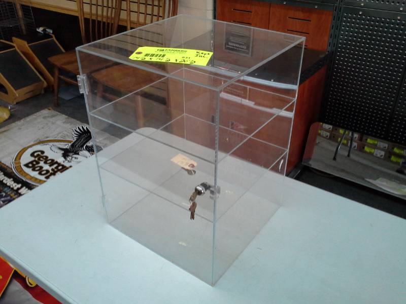 lot 831 image: Plastic Display Cube with Key