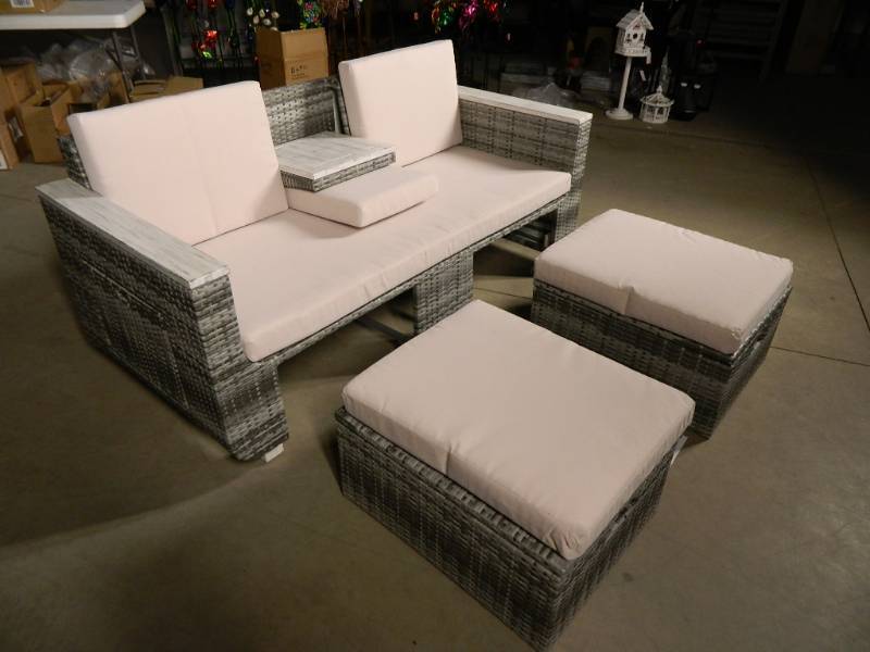 lot 2 image: New Outdoor Couch with Ottomans