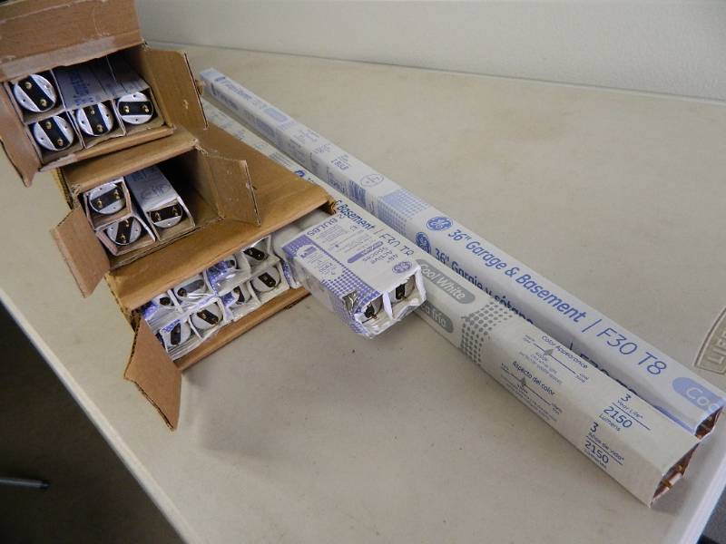 lot 212 image: 21 New GE 36 and 48 inch Fluorescent Light Bulbs