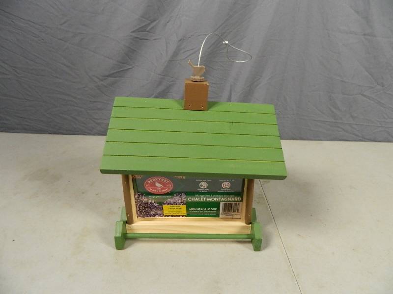 lot 32 image: New Perky Pet Mountain Lodge Bird Feeder