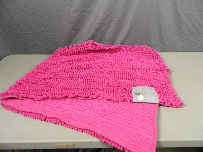 lot 41 image: New Large Chenille Noodle Rug