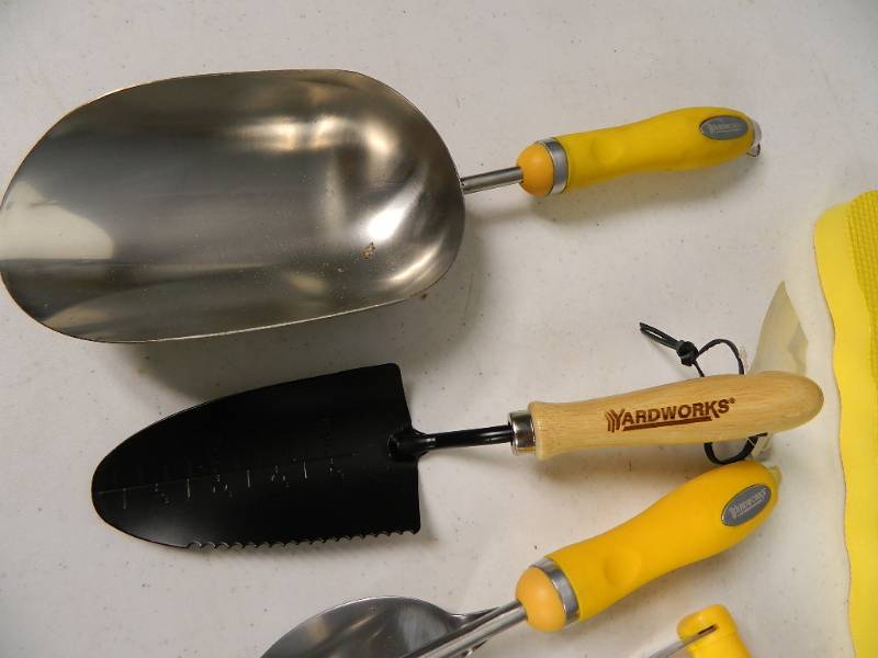 lot 213 image: New Garden Tools