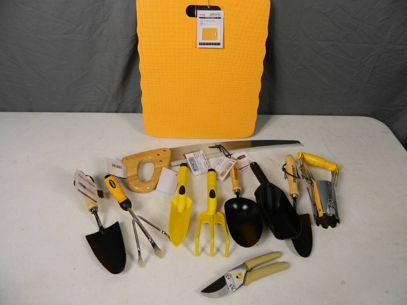 lot 214 image: New Garden Tools