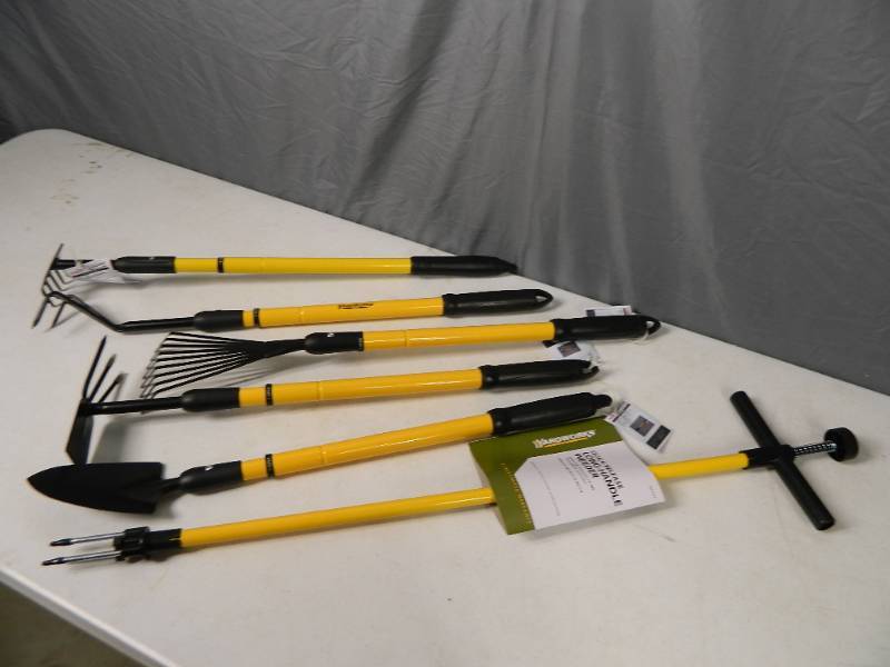 lot 215 image: 6 New Telescoping Garden Tools