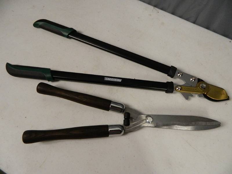 lot 216 image: Lopper and Trimmer