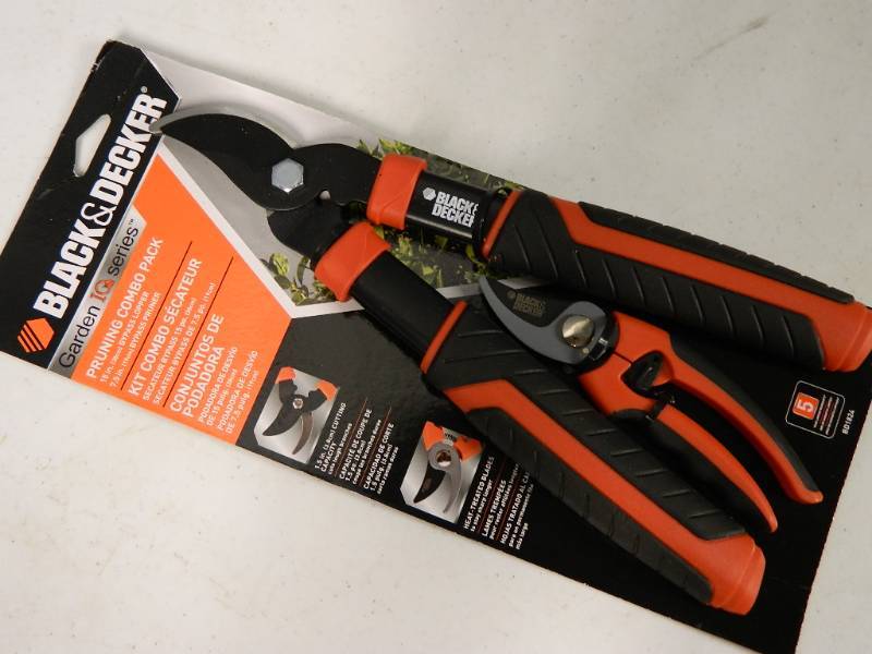 lot 218 image: New 2 Pc Trimming Set