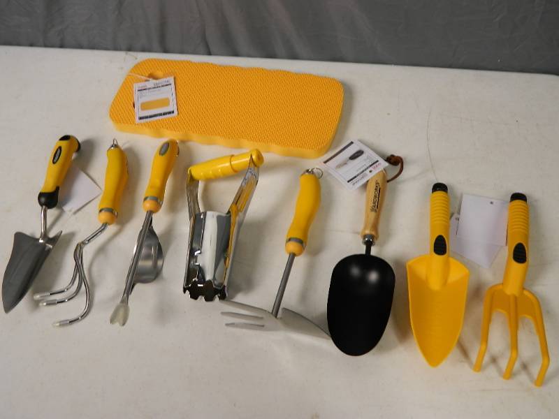 lot 220 image: 9 New Garden Tools