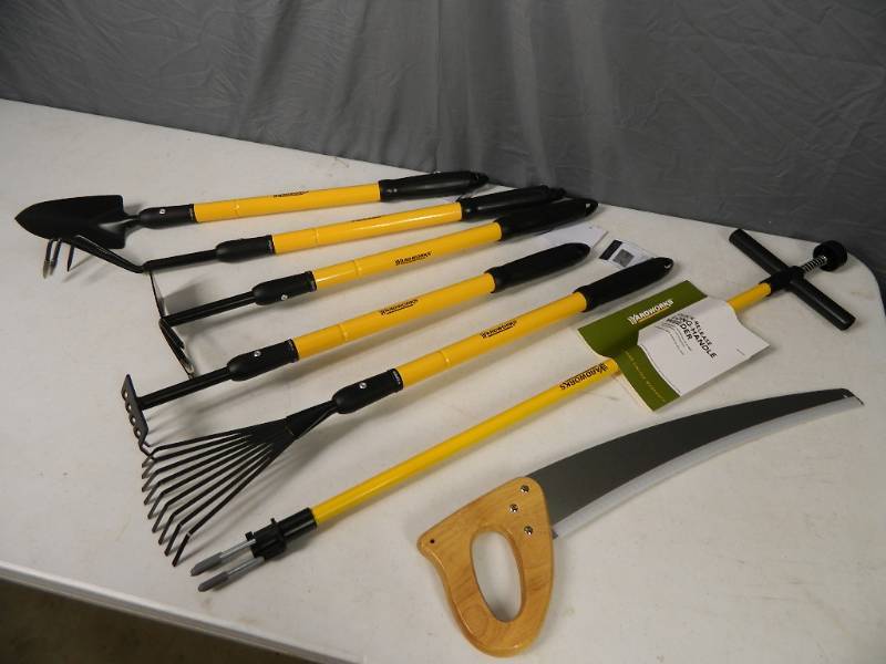 lot 221 image: 7 New Garden Tools
