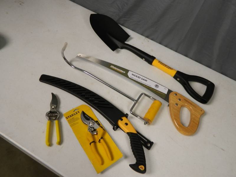 lot 231 image: New Wooding Trimming and Garden Tools