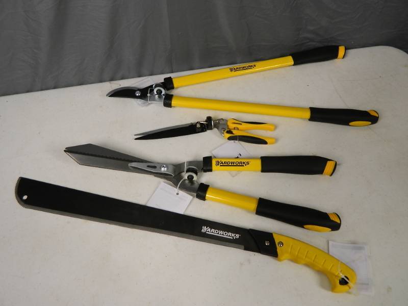 lot 232 image: 4 New Lawn and Garden Tools
