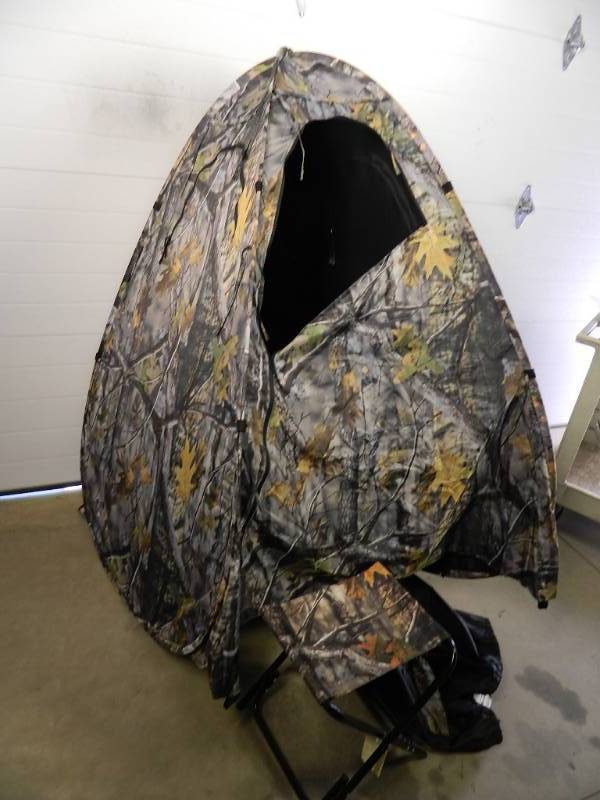 lot 237 image: New Pop Up Hunting Blind with Stool