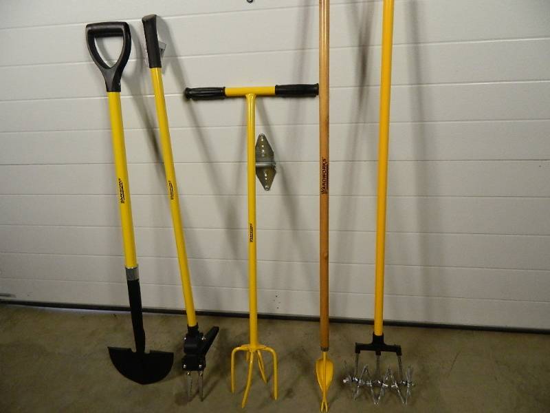 lot 242 image: 5 New Long Handle Garden Tools