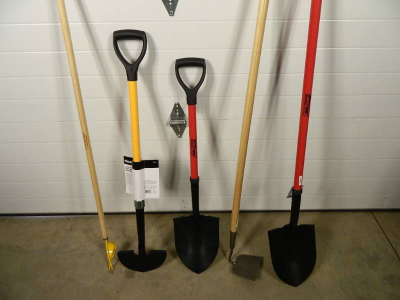 lot 246 image: 5 New Long Handle Garden Tools