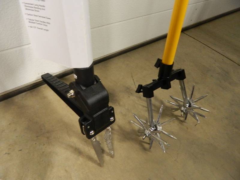 lot 247 image: 5 New Long Handle Garden Tools