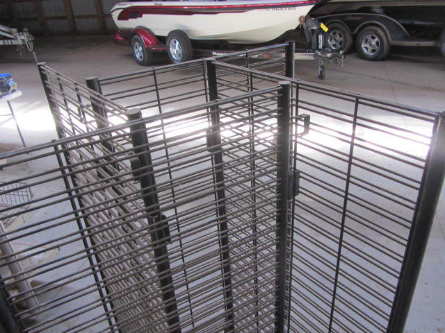 lot 20 image: Merchandise Display Rack