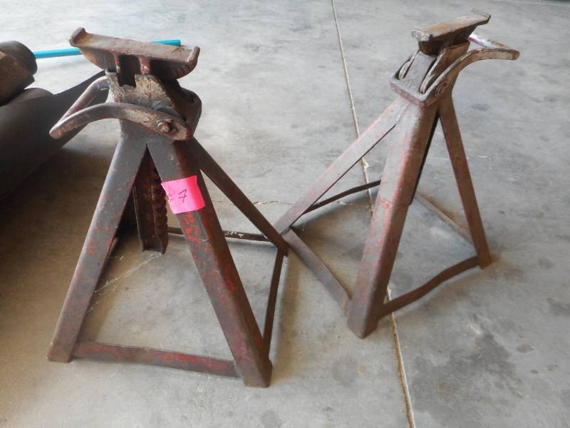 lot 7 image: Jack Stands
