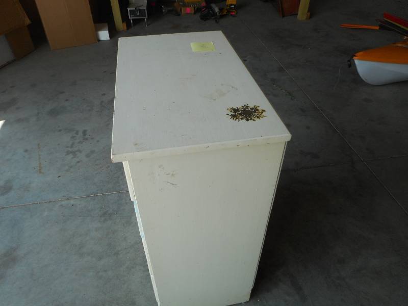 lot 48 image: White Chest of Drawers