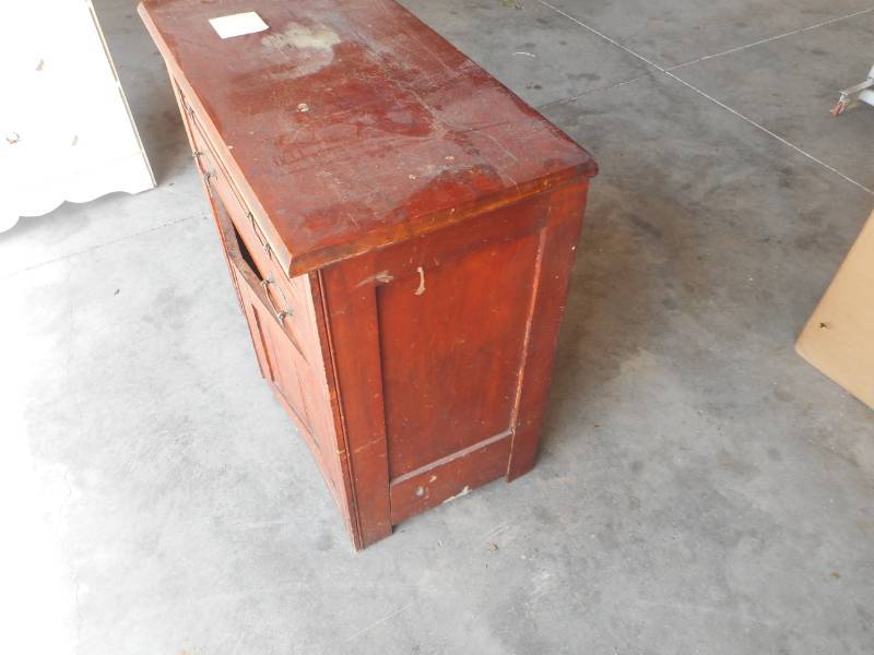 lot 50 image: Shorter Wood Cabinet