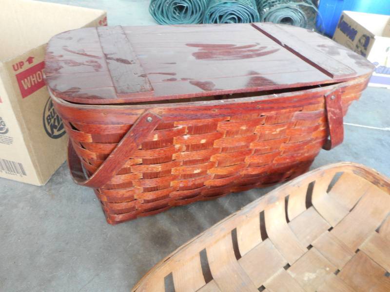 lot 39 image: Vintage Picnic Baskets