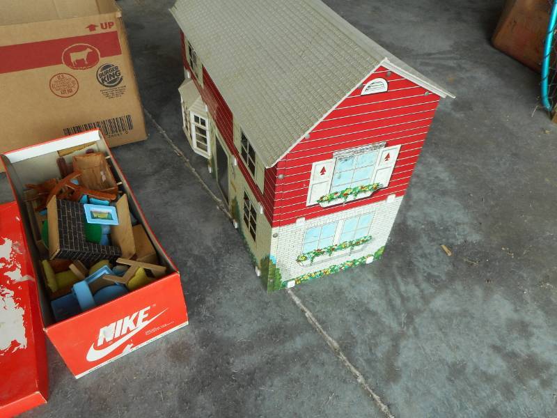 lot 29 image: Vintage Metal Dollhouse with Furniture