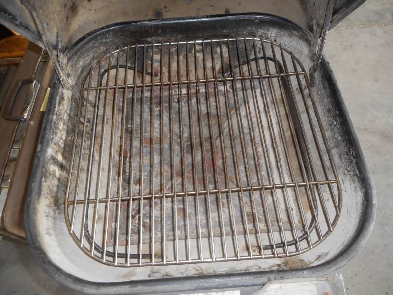 lot 13 image: UsedMeco4100-2 Charcoal Grill