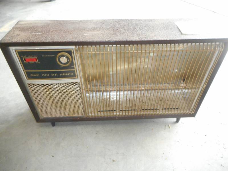lot 11 image: Two Box Fans, Two Window Fans, & 1 Electric Heater