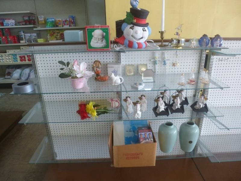 lot 19 image: Angle Statues, Assorted Vase