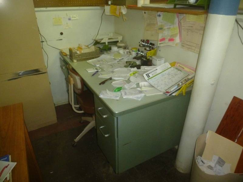 lot 27 image: Steel Office Desk