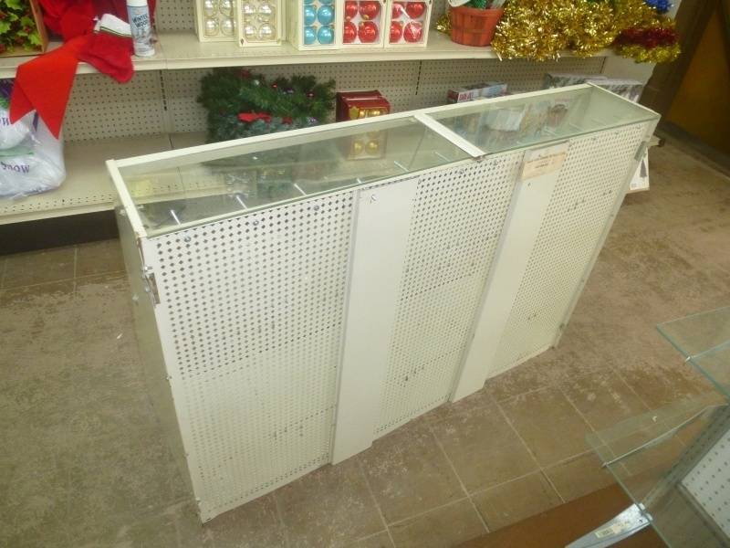 lot 121 image: Glass Display Wedge
