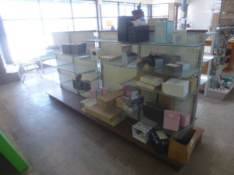 lot 124 image: Glass Shelf Units x 2