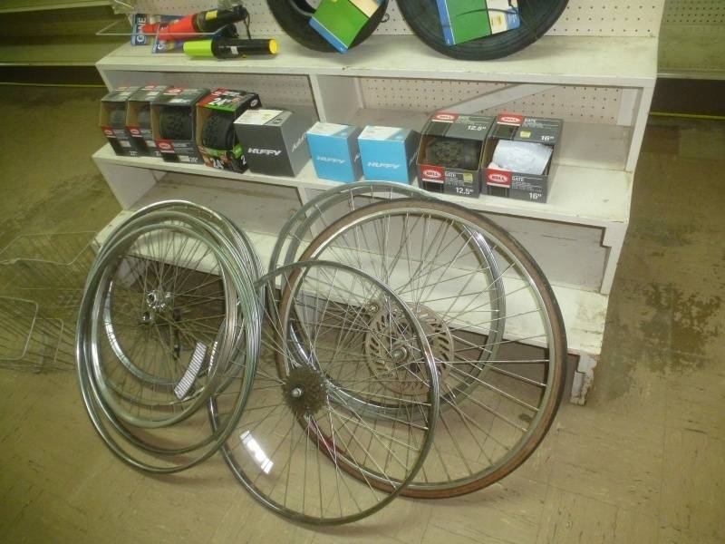lot 2 image: Bicycle Rims & Tires