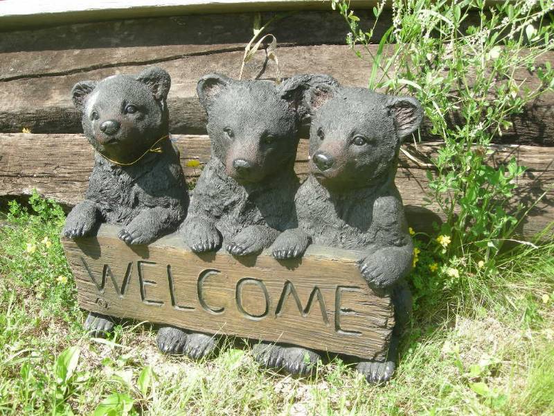 lot 1 image: 3 Bear Cubs Welcome Sign