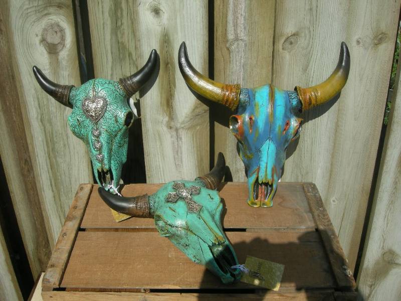 lot 13 image: 3 Skull Hangers