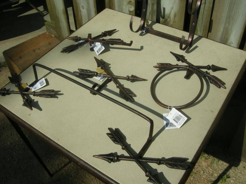 lot 15 image: Metal Arrow Bathroom Set