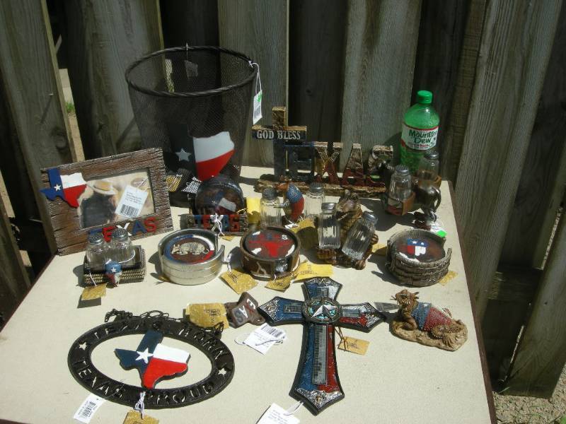 lot 22 image: Texas Themed Western Decor