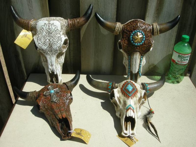 lot 23 image: 4 Skull Wall Hangers