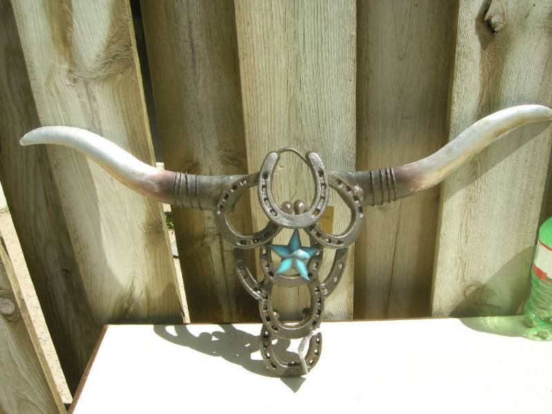 lot 25 image: Metal Horseshoe Skull