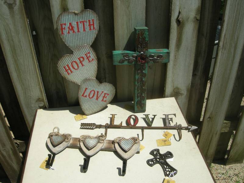 lot 30 image: Western Look Inspirational Signs, Hooks