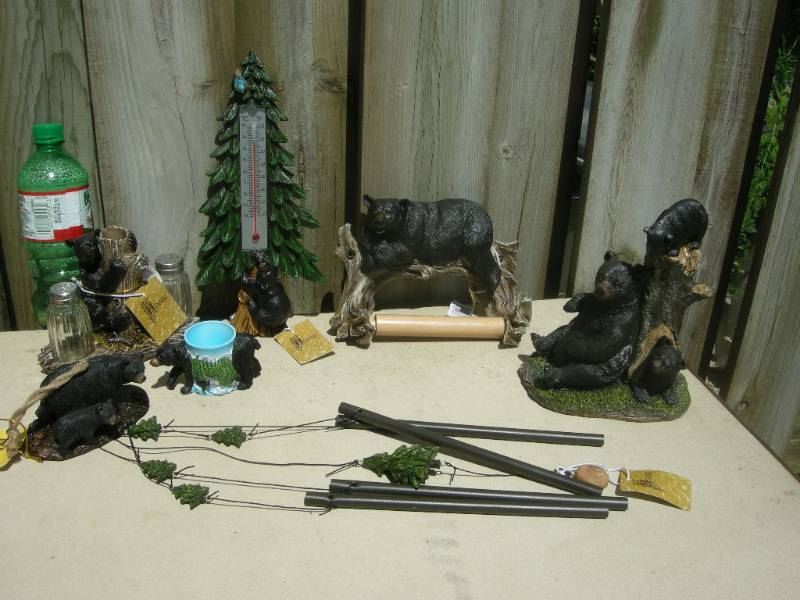 lot 39 image: Bear Themed Cabin Decor