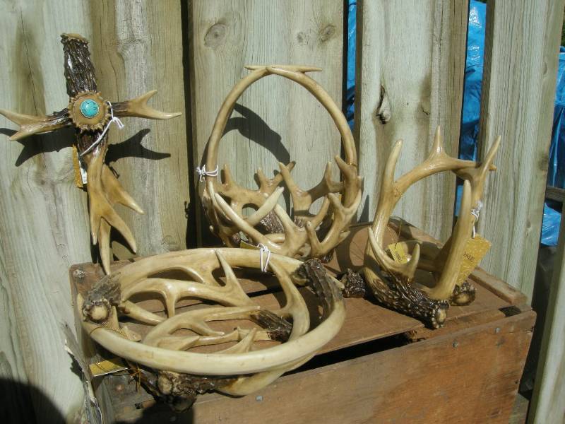 lot 42 image: Antler Themed Cabin Decor