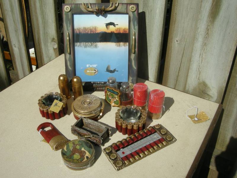 lot 43 image: Hunting - Shotgun Cabin Decor