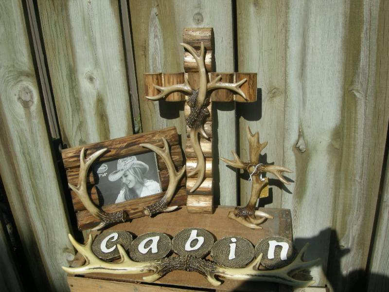 lot 47 image: Antler Themed Cabin Decor