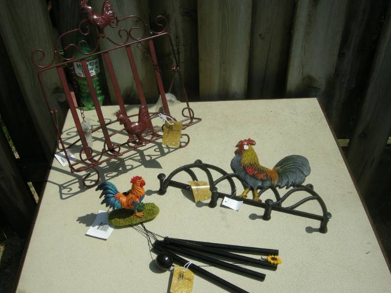 lot 52 image: Rooster Themed Decor