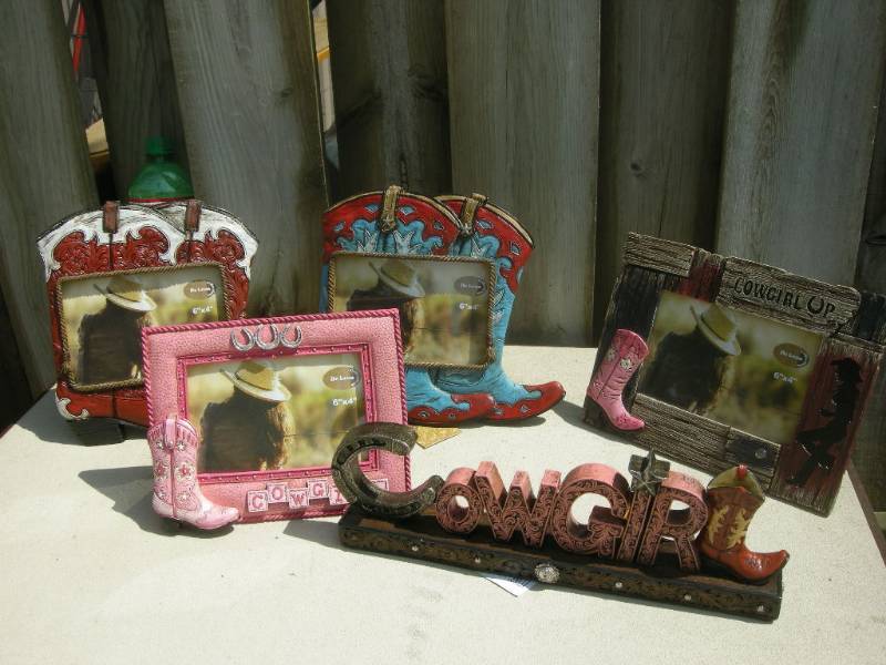 lot 54 image: Cowgirl Decor
