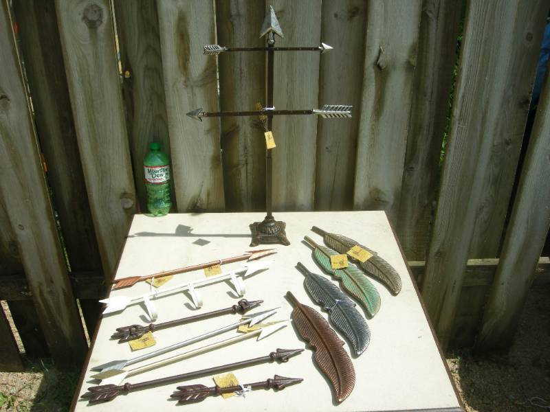 lot 56 image: Metal Arrows, Feathers, Jewelry Stand