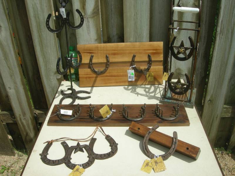 lot 62 image: Horseshoe Themed Decor