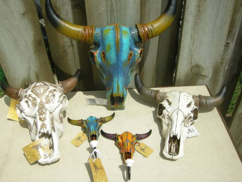 lot 66 image: Western Look Skulls
