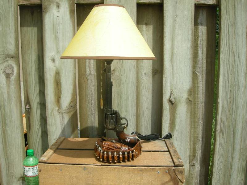 lot 71 image: Western Cowboy Pistol Lamp